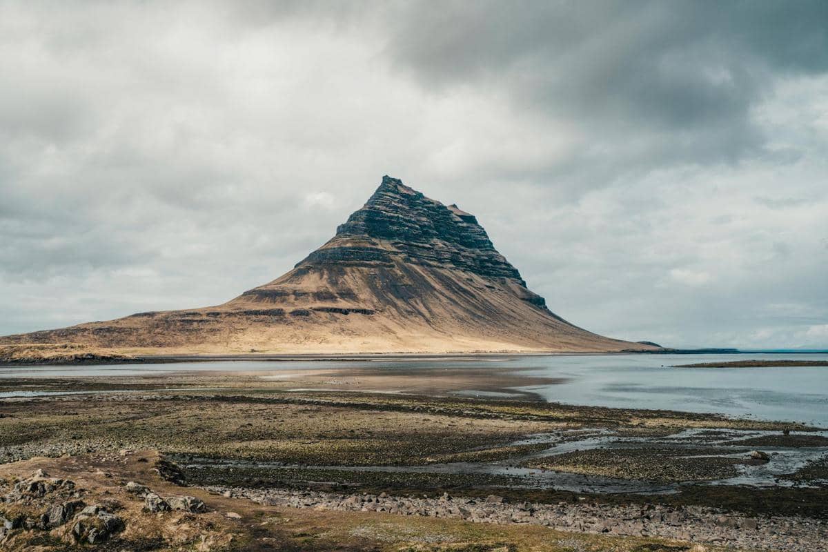 Ilustrasi gunung kirkjufell di Islandia