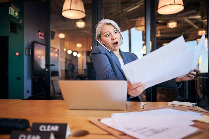 ilustrasi perempuan panik