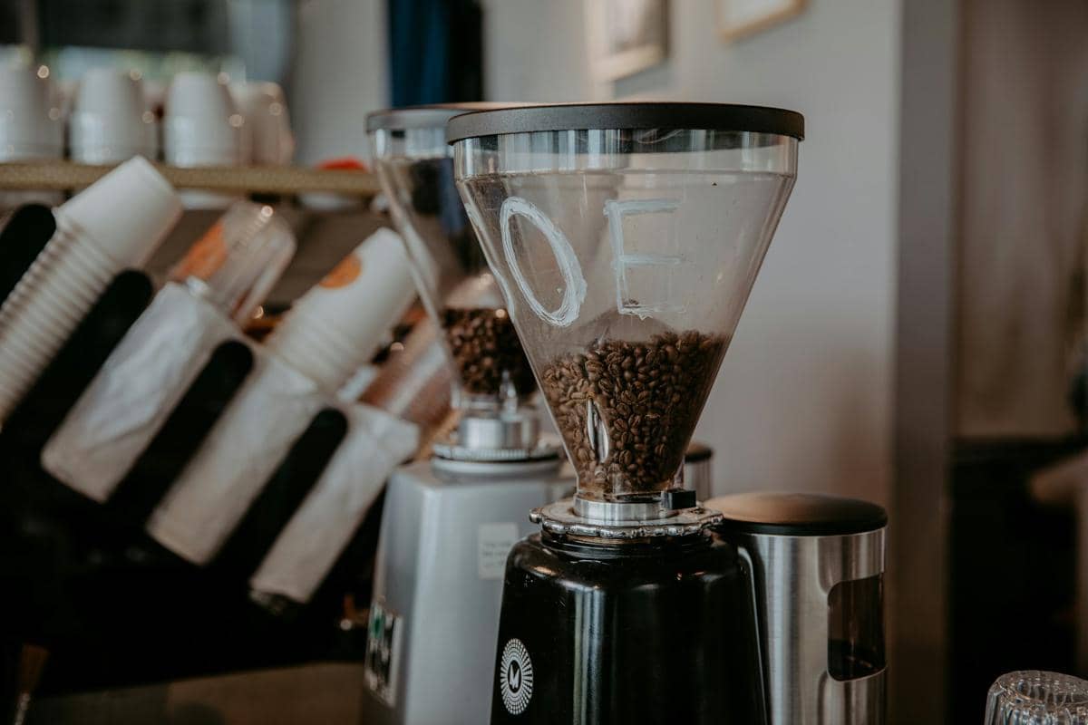 ilustrasi mesin penggiling kopi ukuran kecil (unsplash.com/QingYu)