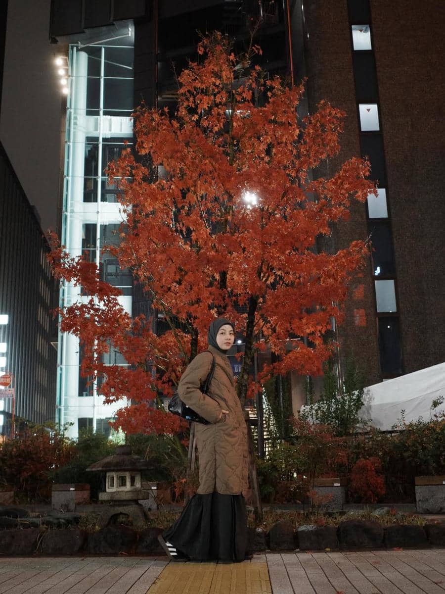 Photoshoot Natasha Rizky dengan suasana malam Tokyo.
