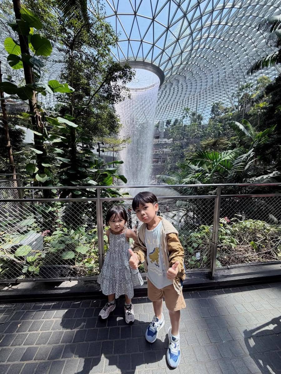 Keluarga Kesha Ratuliu liburan ke Singapura