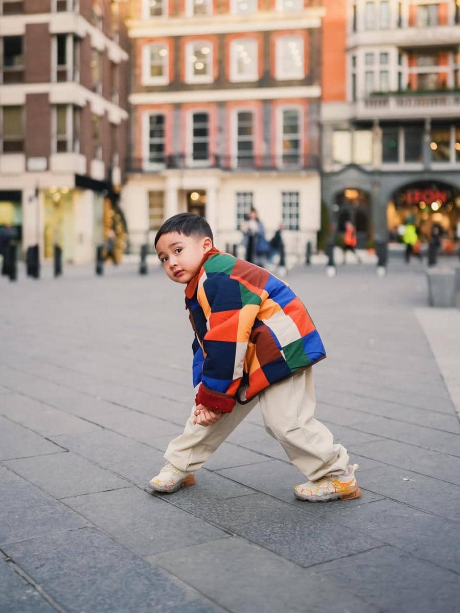 Nagita Slavina menemani Rayyanza jalan-jalan di London