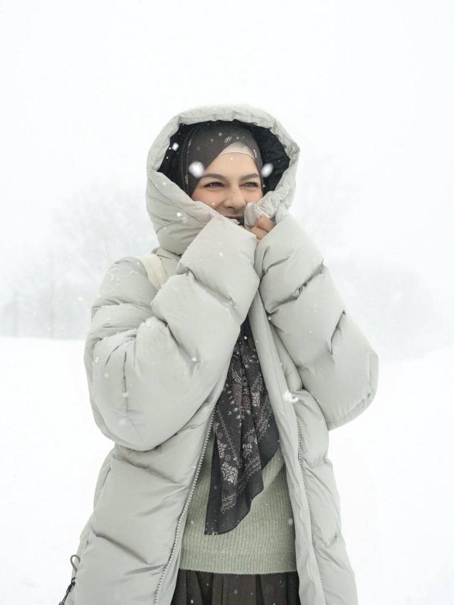 Dilla Jaidi main salju di Desa Hakuba, Nagano, Jepang.