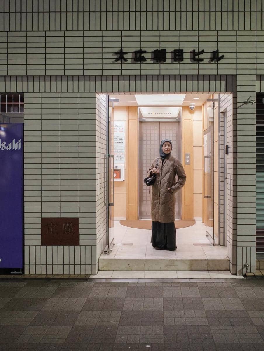 Photoshoot Natasha Rizky dengan suasana malam Tokyo.