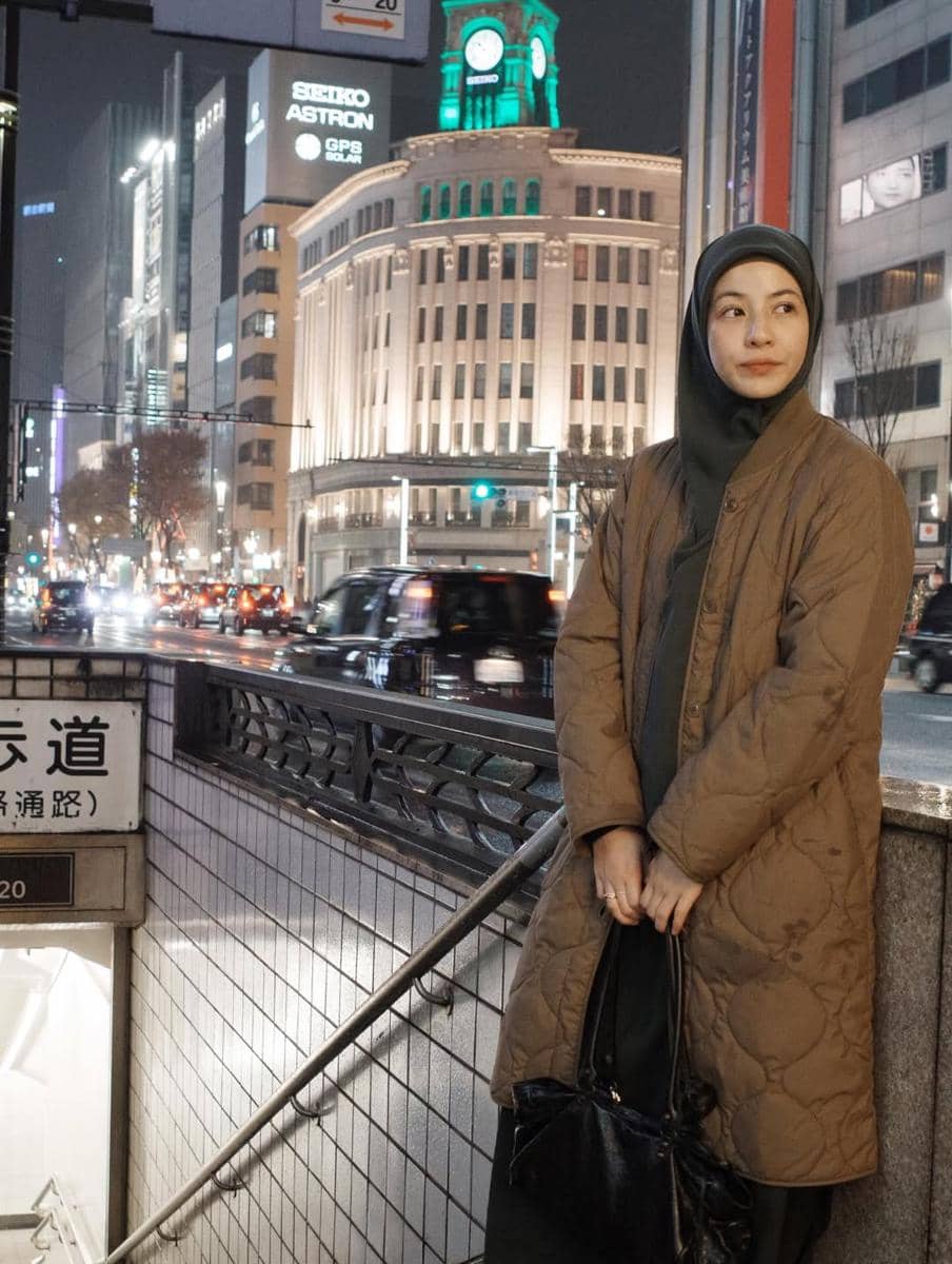 Photoshoot Natasha Rizky dengan suasana malam Tokyo.