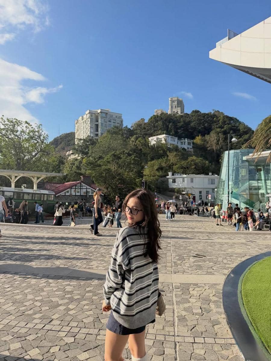 Zee Asadel pertama kali naik The Peak Tram di Hong Kong.