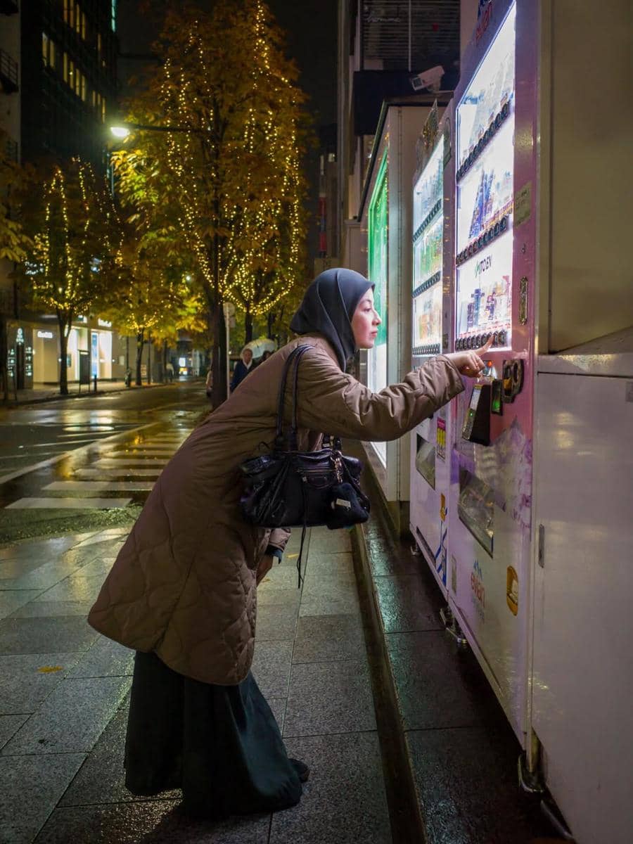 Photoshoot Natasha Rizky dengan suasana malam Tokyo.