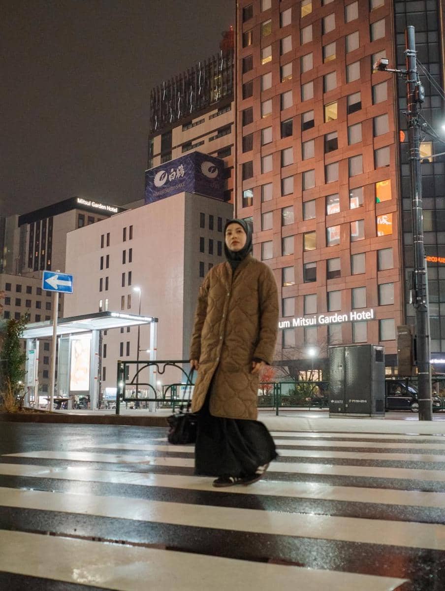Photoshoot Natasha Rizky dengan suasana malam Tokyo.