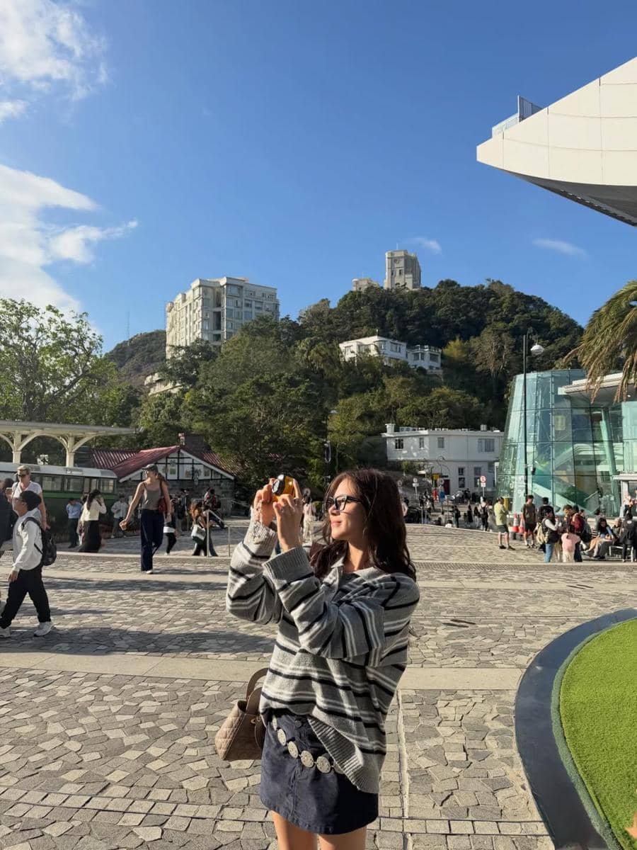 Zee Asadel pertama kali naik The Peak Tram di Hong Kong.