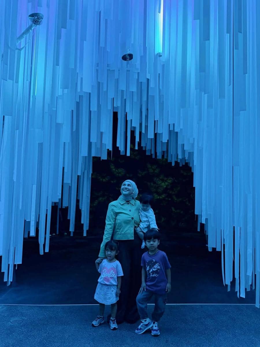 Keluarga Kesha Ratuliu liburan ke Singapura