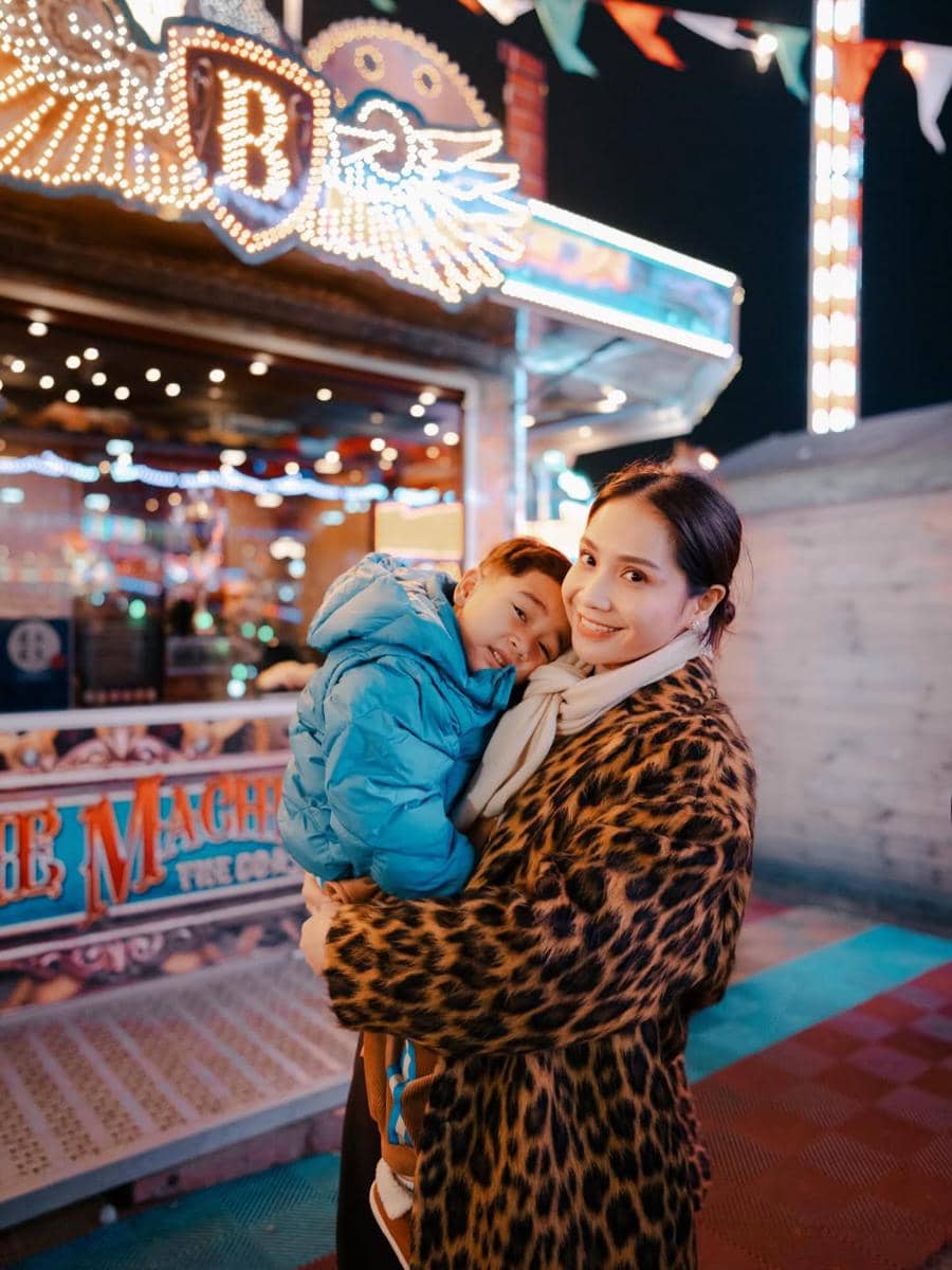 Nagita Slavina menemani Rayyanza jalan-jalan di London