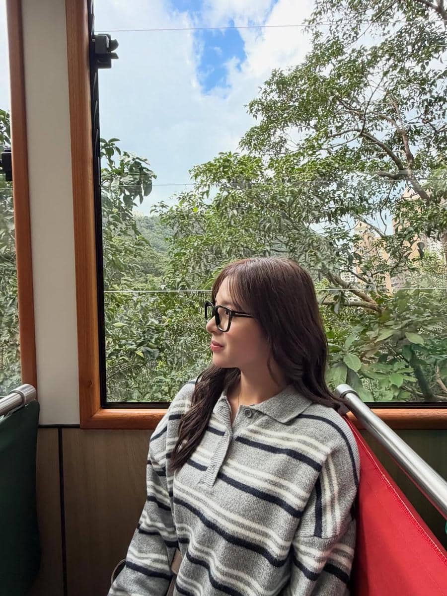 Zee Asadel pertama kali naik The Peak Tram di Hong Kong.