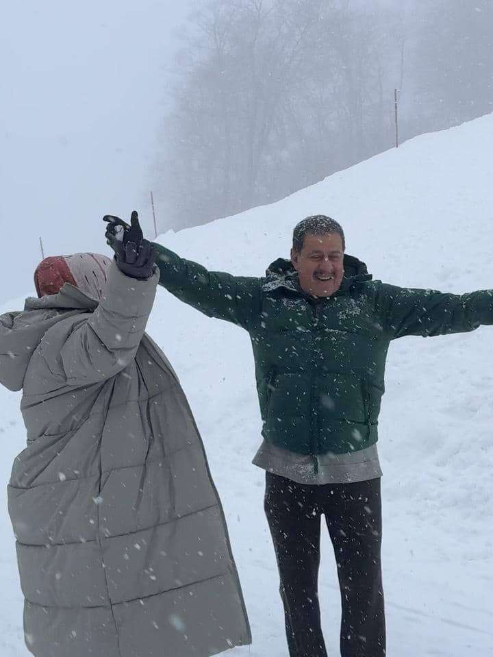 Orangtua Dilla Jaidi main salju di Desa Hakuba, Nagano, Jepang.