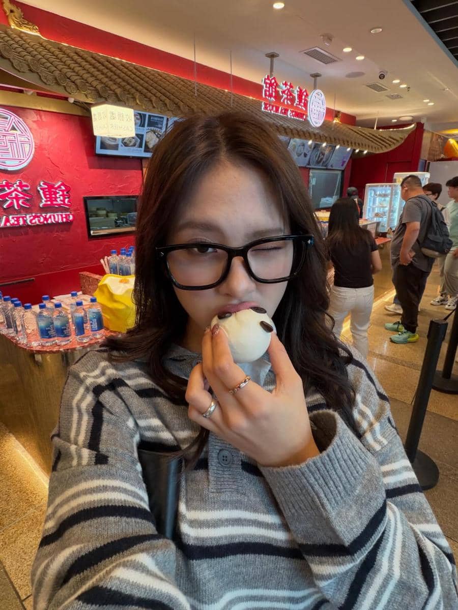 Zee Asadel pertama kali naik The Peak Tram di Hong Kong.