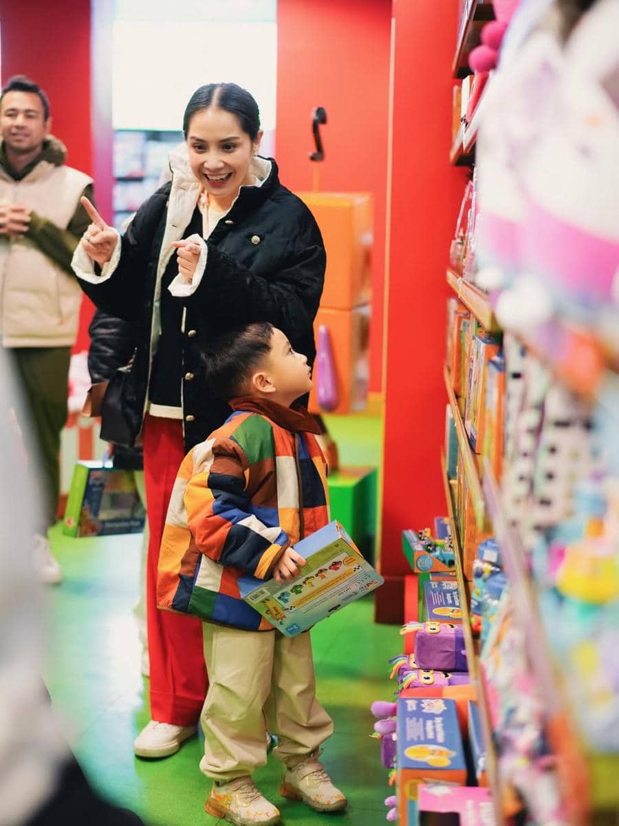 Nagita Slavina menemani Rayyanza jalan-jalan di London