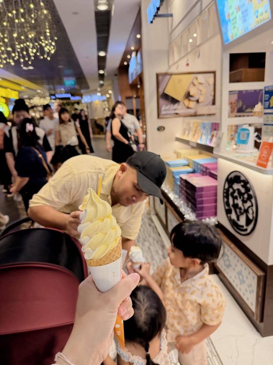 Keluarga Kesha Ratuliu liburan ke Singapura