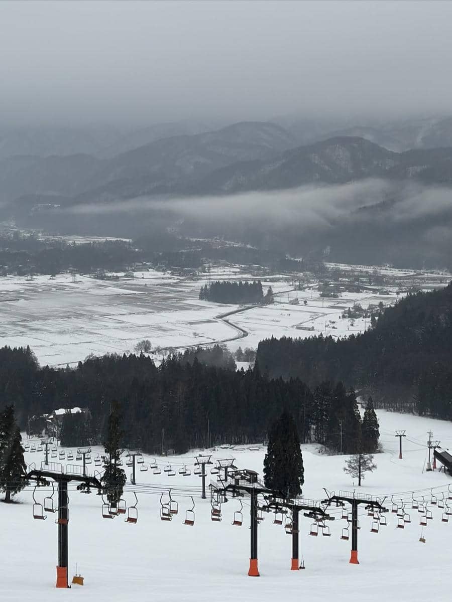 Dilla Jaidi main salju di Desa Hakuba, Nagano, Jepang.