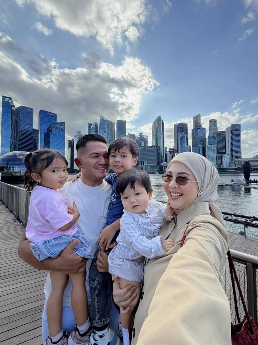 Keluarga Kesha Ratuliu liburan ke Singapura