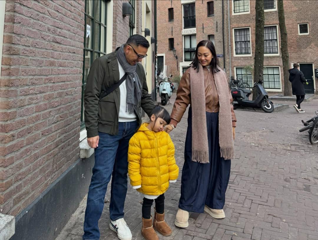 Keluarga Riafinola memulai liburan di musim dingin di Belanda
