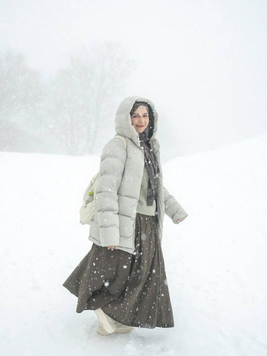 Dilla Jaidi main salju di Desa Hakuba, Nagano, Jepang.