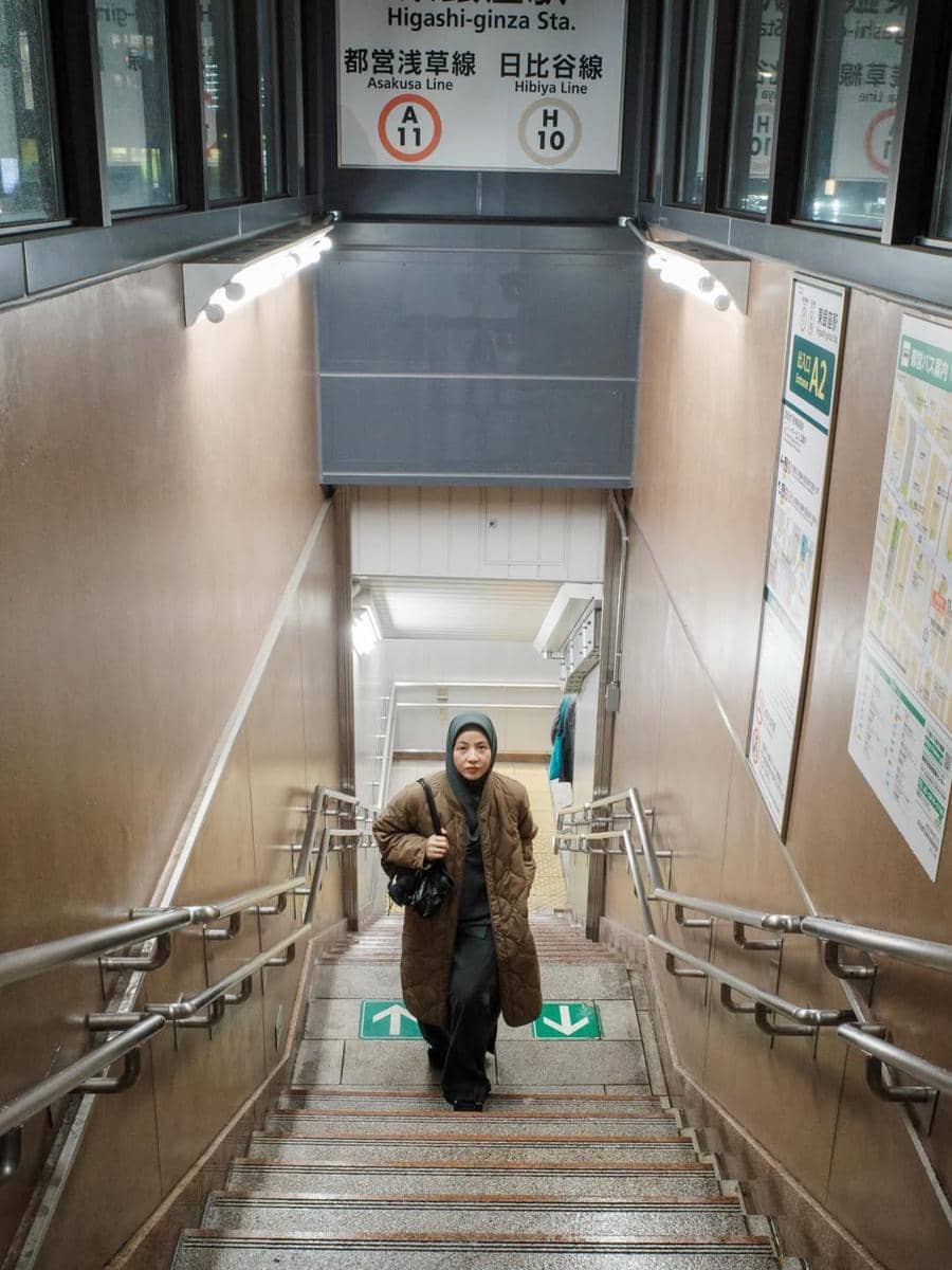 Photoshoot Natasha Rizky dengan suasana malam Tokyo.