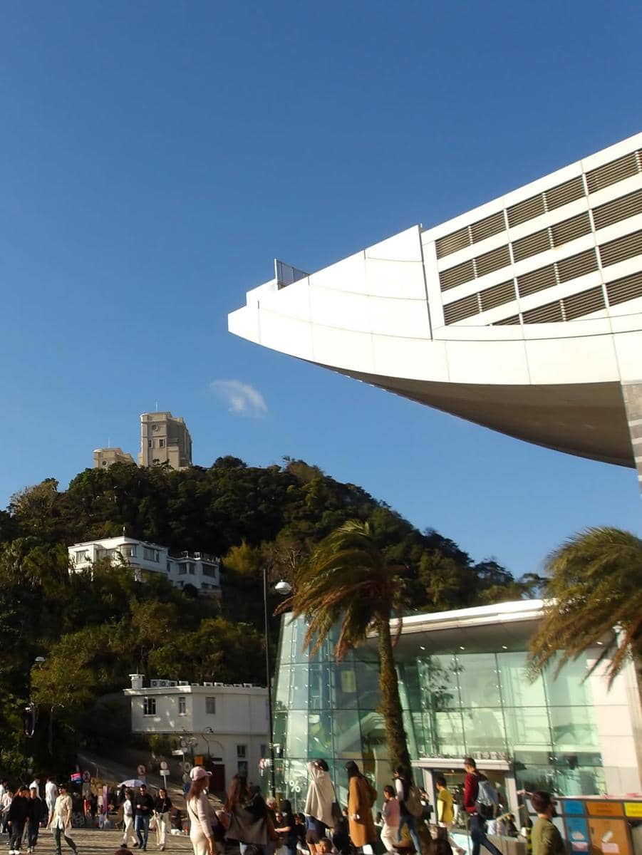 Zee Asadel pertama kali naik The Peak Tram di Hong Kong.