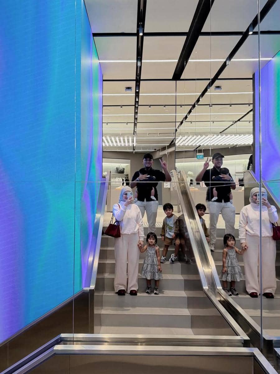 Keluarga Kesha Ratuliu liburan ke Singapura