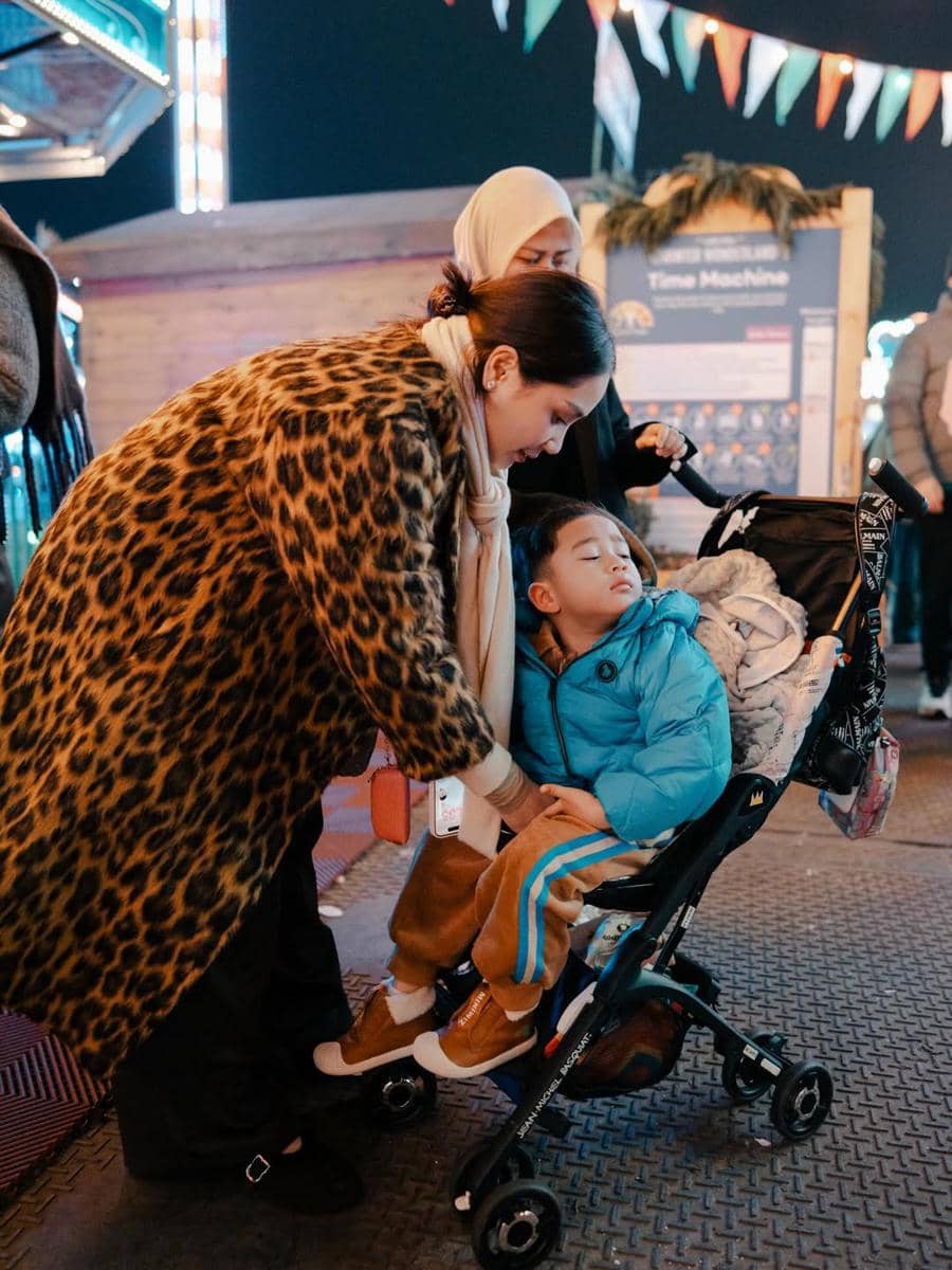 Nagita Slavina menemani Rayyanza jalan-jalan di London