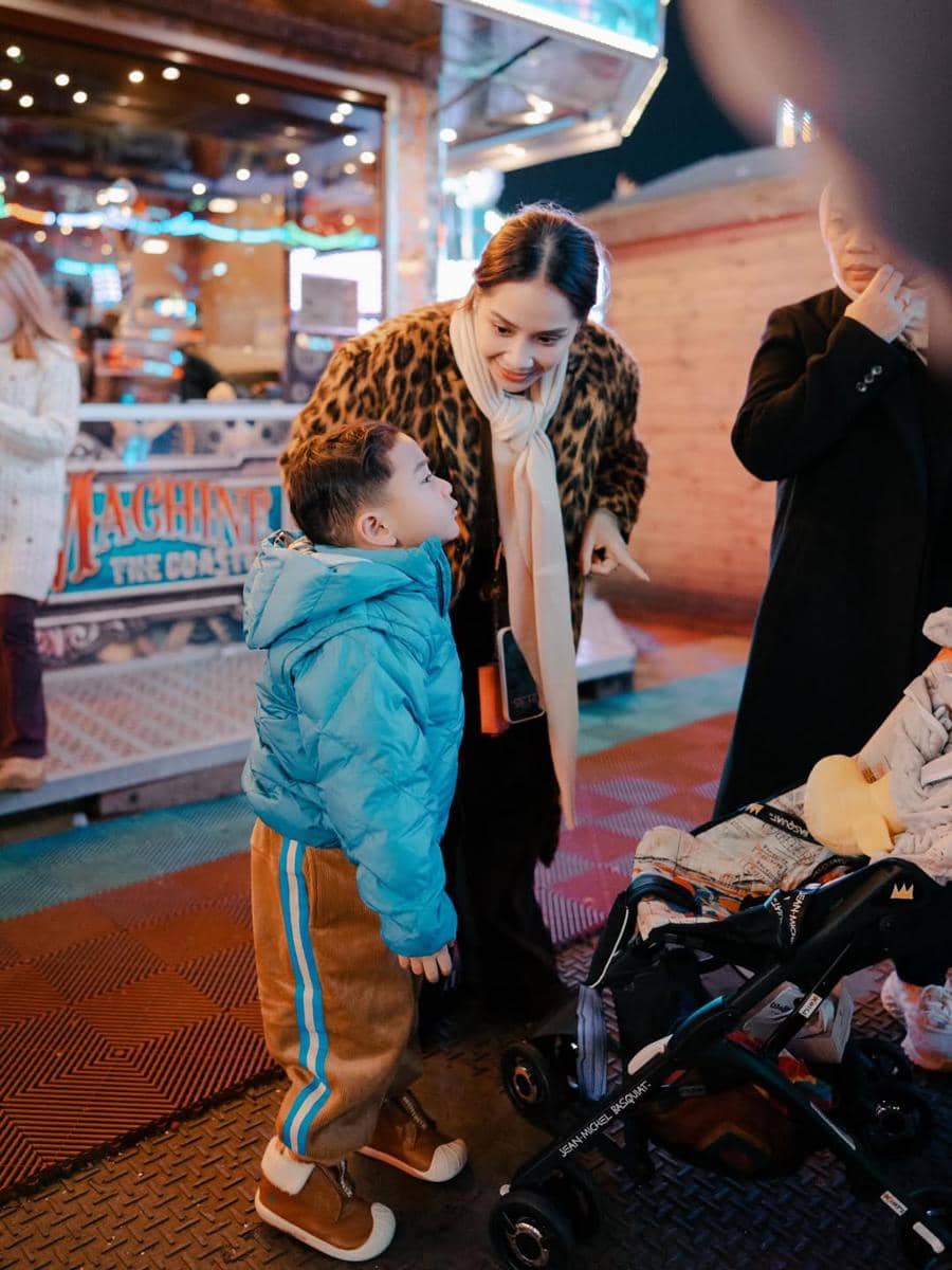 Nagita Slavina menemani Rayyanza jalan-jalan di London