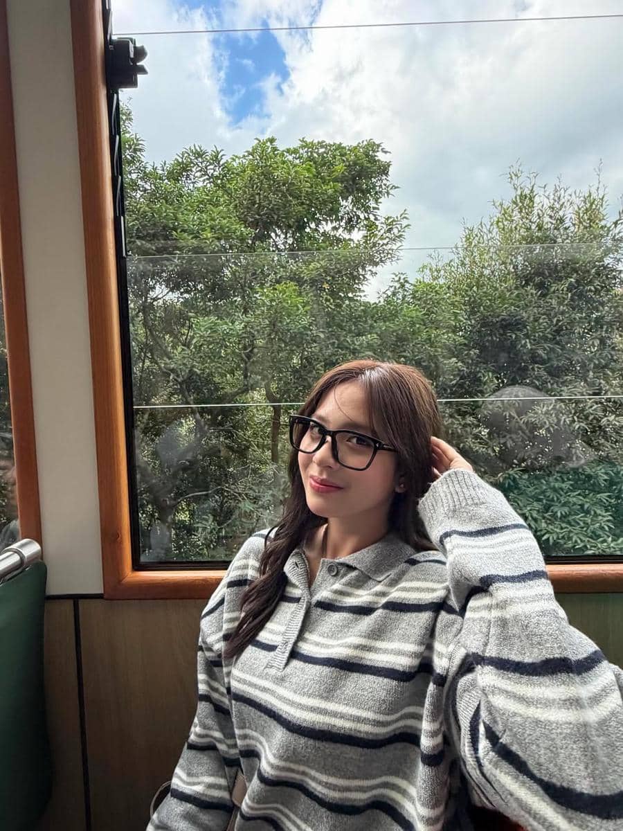 Zee Asadel pertama kali naik The Peak Tram di Hong Kong.