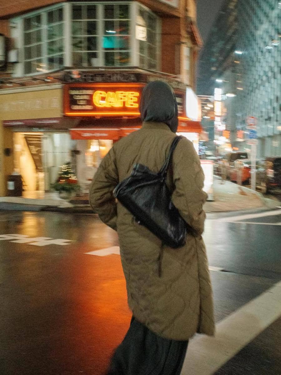 Photoshoot Natasha Rizky dengan suasana malam Tokyo.