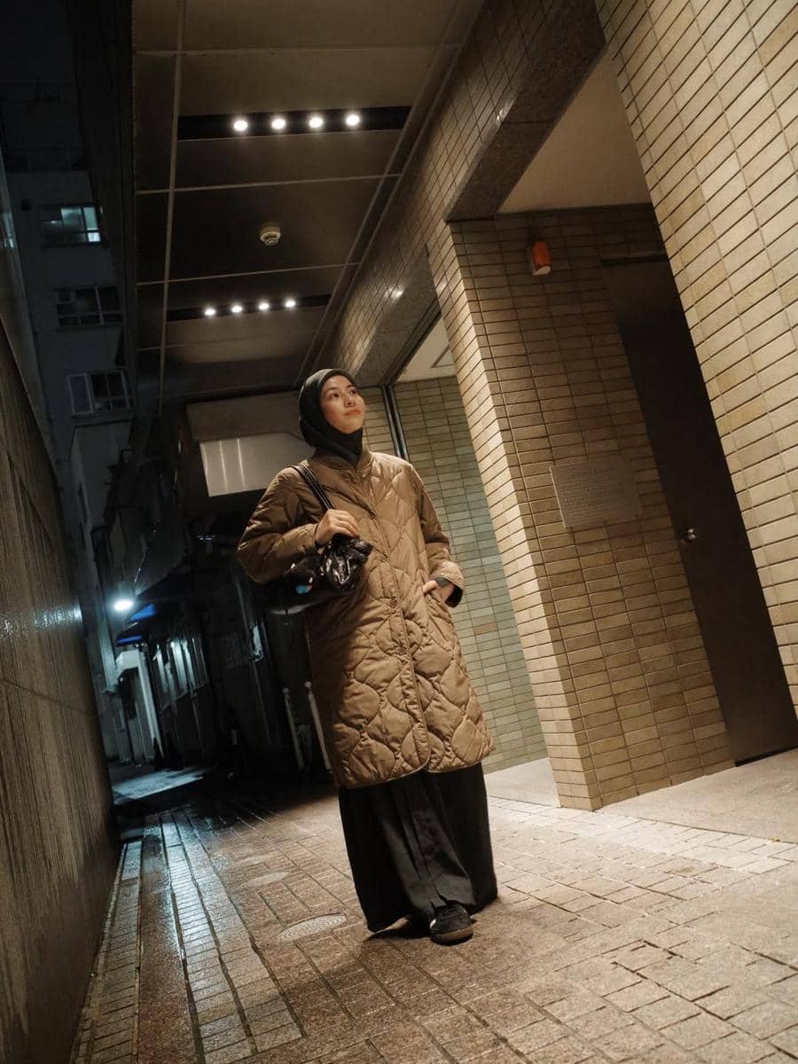 Photoshoot Natasha Rizky dengan suasana malam Tokyo.