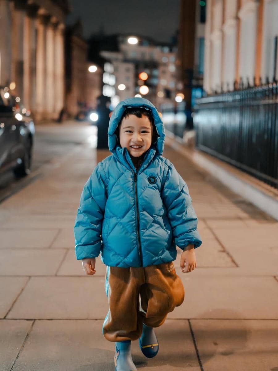 Nagita Slavina menemani Rayyanza jalan-jalan di London