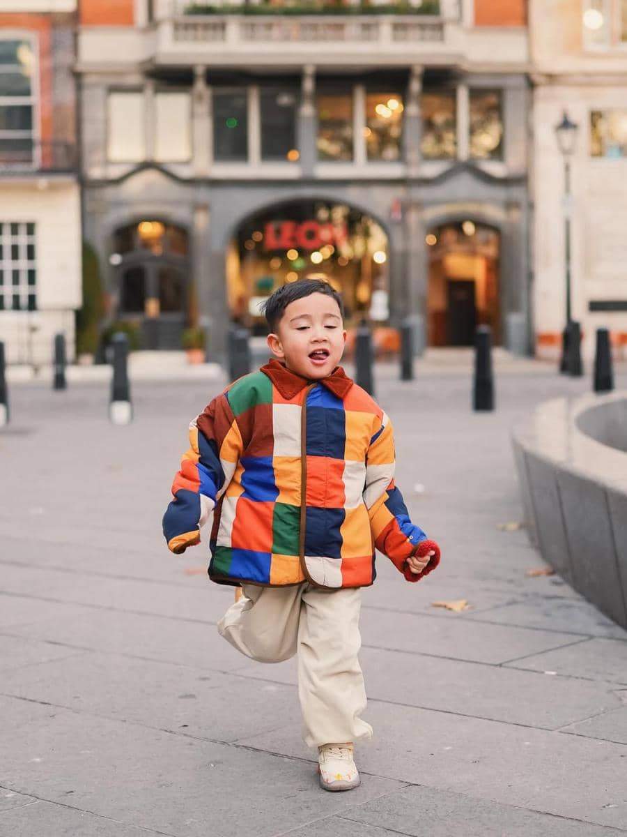 Nagita Slavina menemani Rayyanza jalan-jalan di London