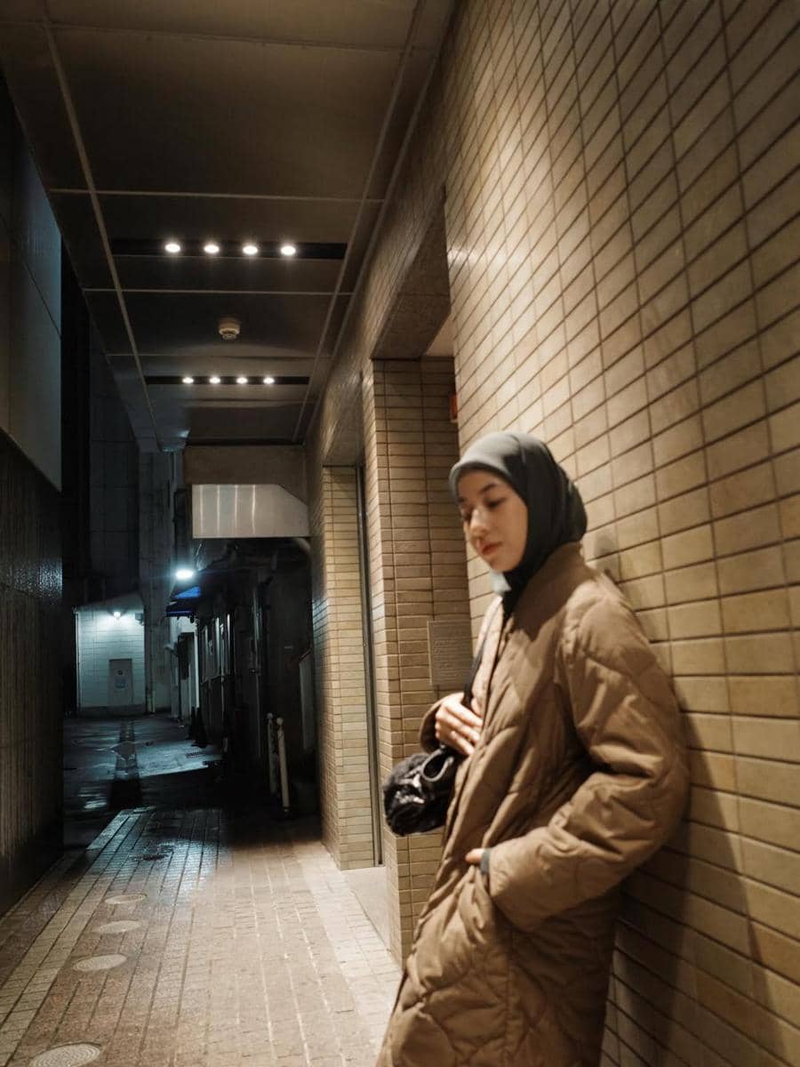 Photoshoot Natasha Rizky dengan suasana malam Tokyo.