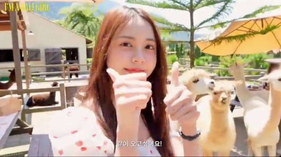 Carmen Hearts2Hearts saat bertemu alpaka di Bali Farm House 