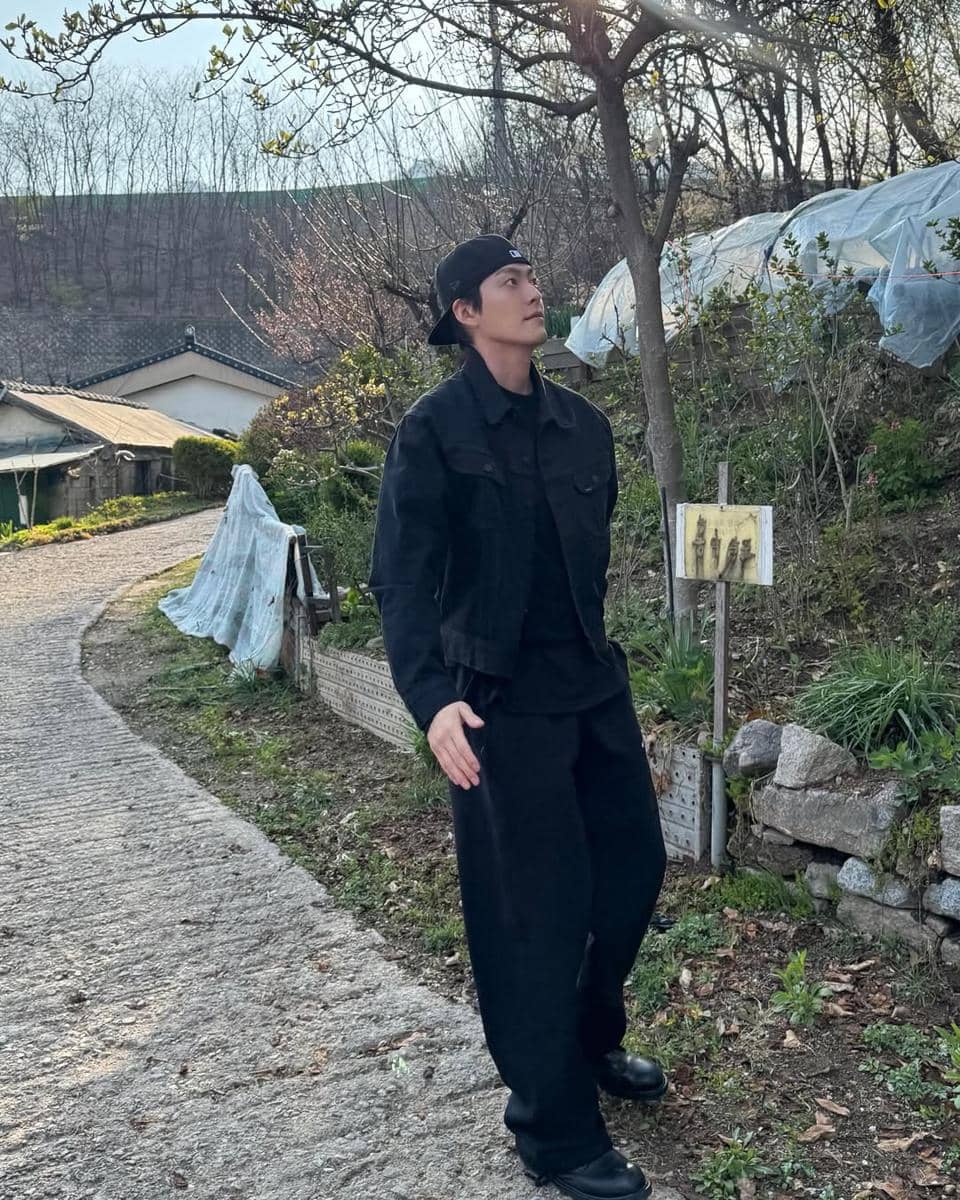 Gaya busana Kim Woobin saat liburan