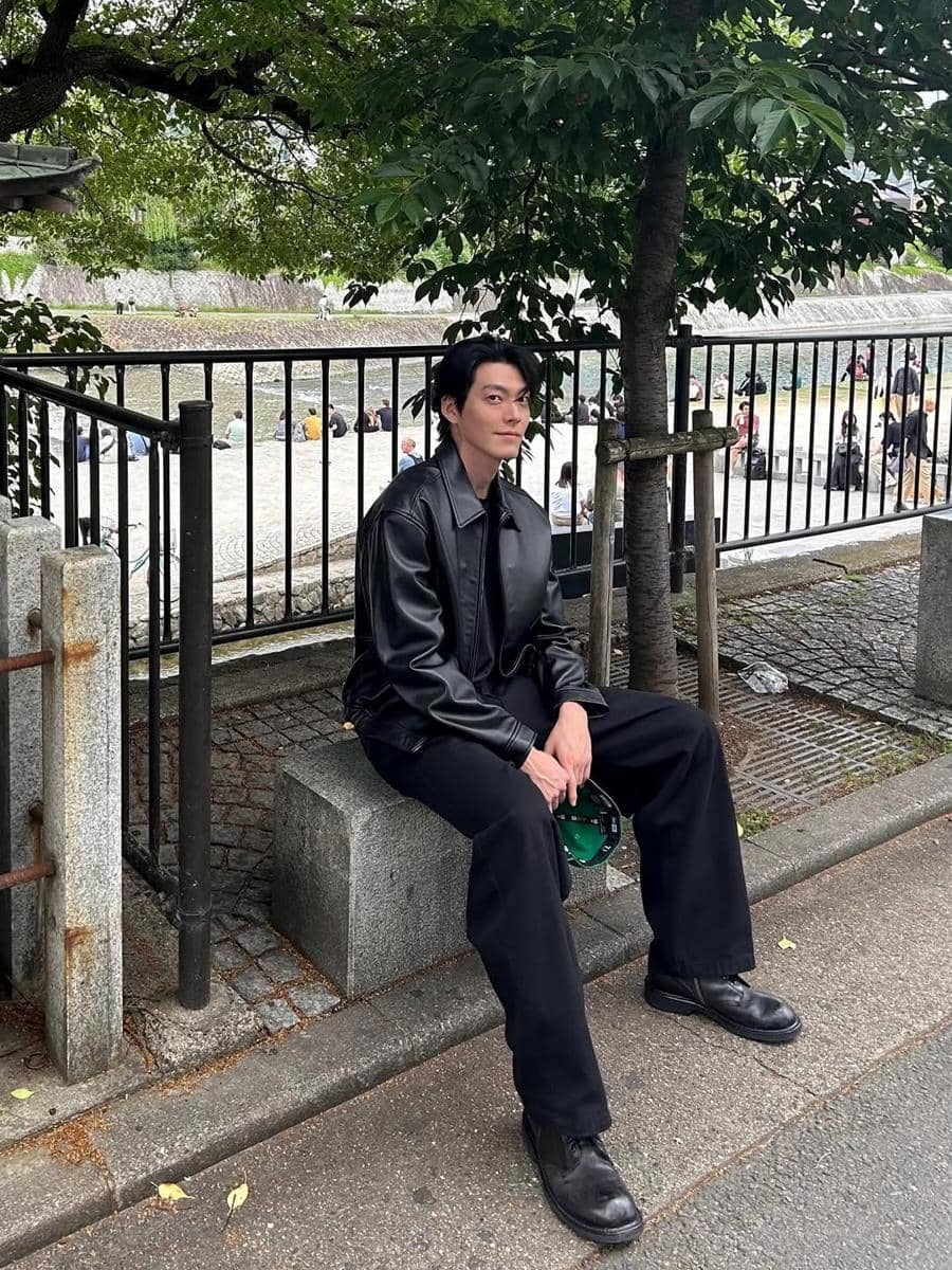 Gaya busana Kim Woobin saat liburan