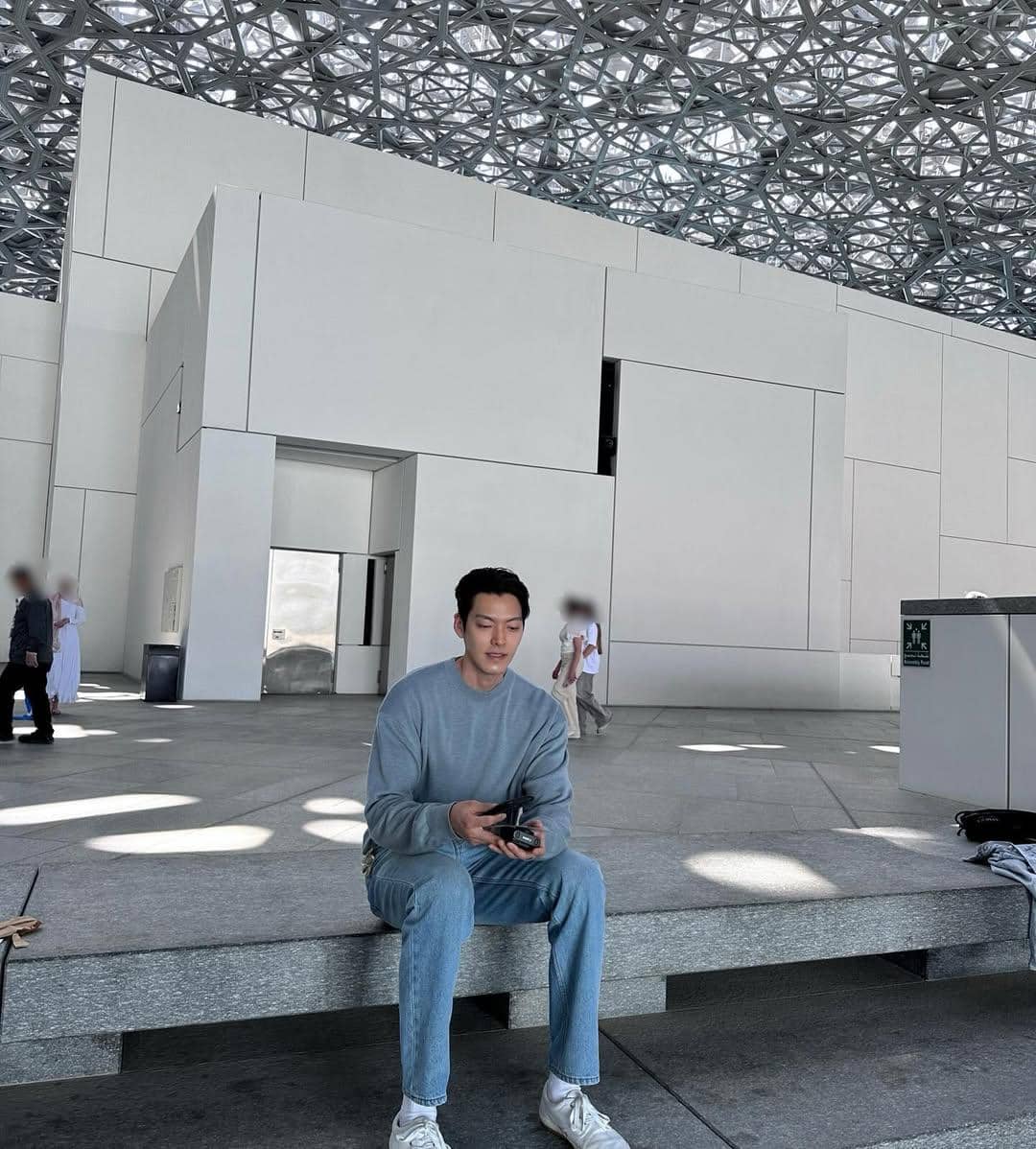 Gaya busana Kim Woobin saat liburan