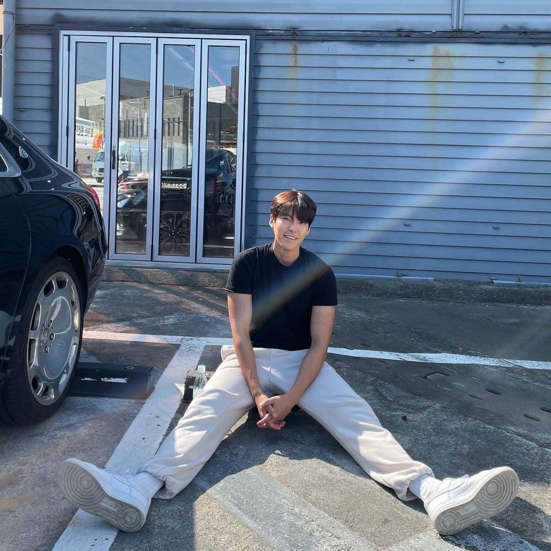 Gaya busana Kim Woobin saat liburan