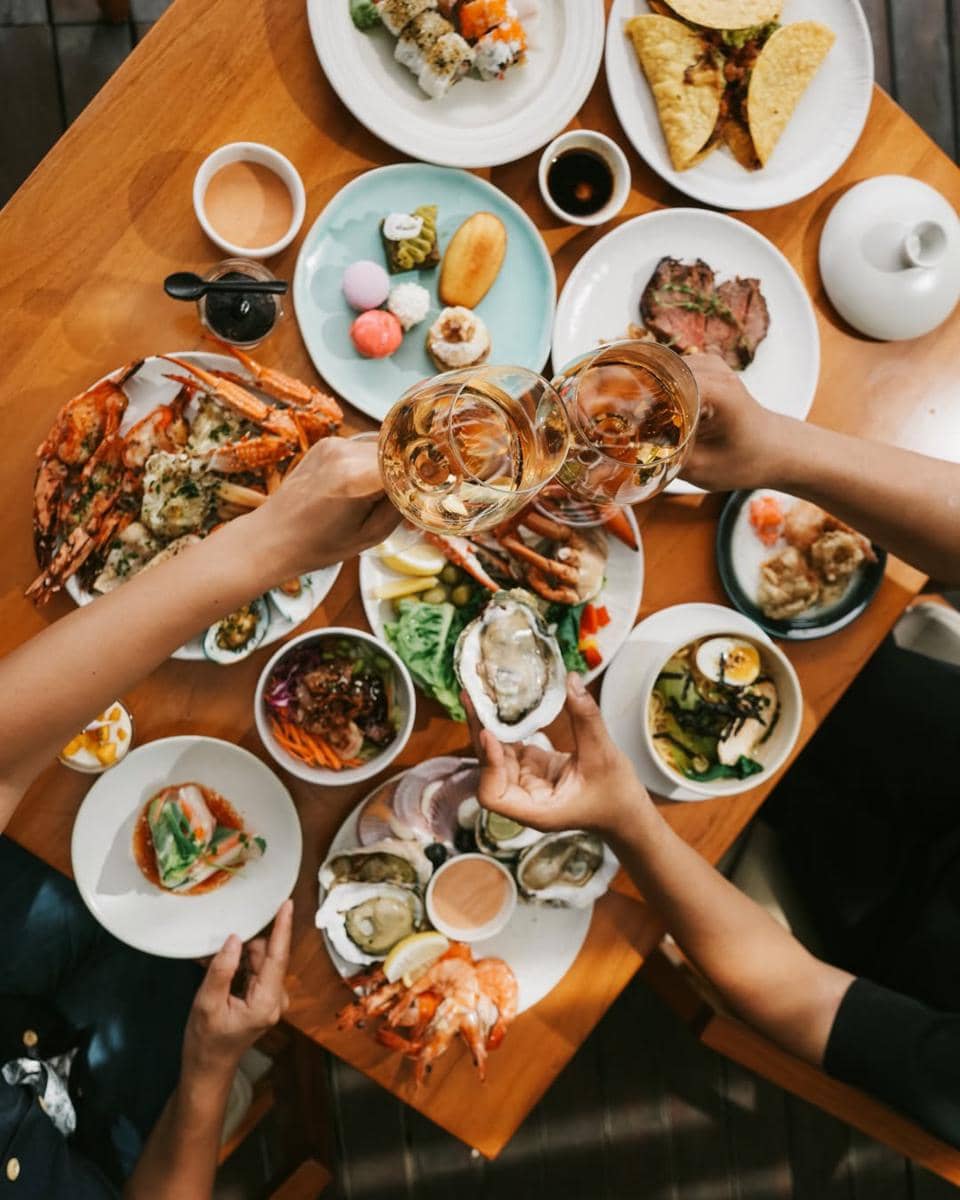 menikmati hidangan di Seasalt Seminyak