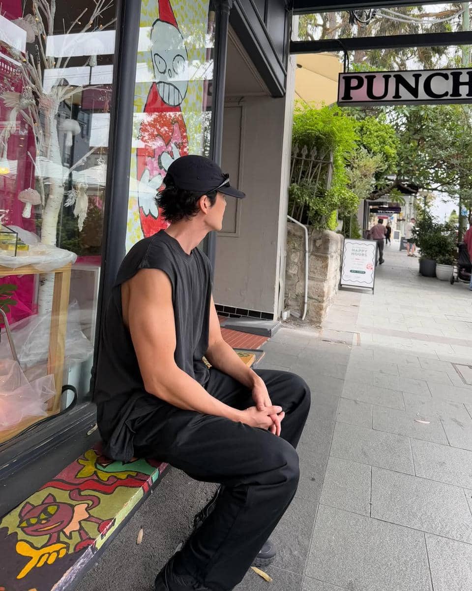 Gaya busana Kim Woobin saat liburan