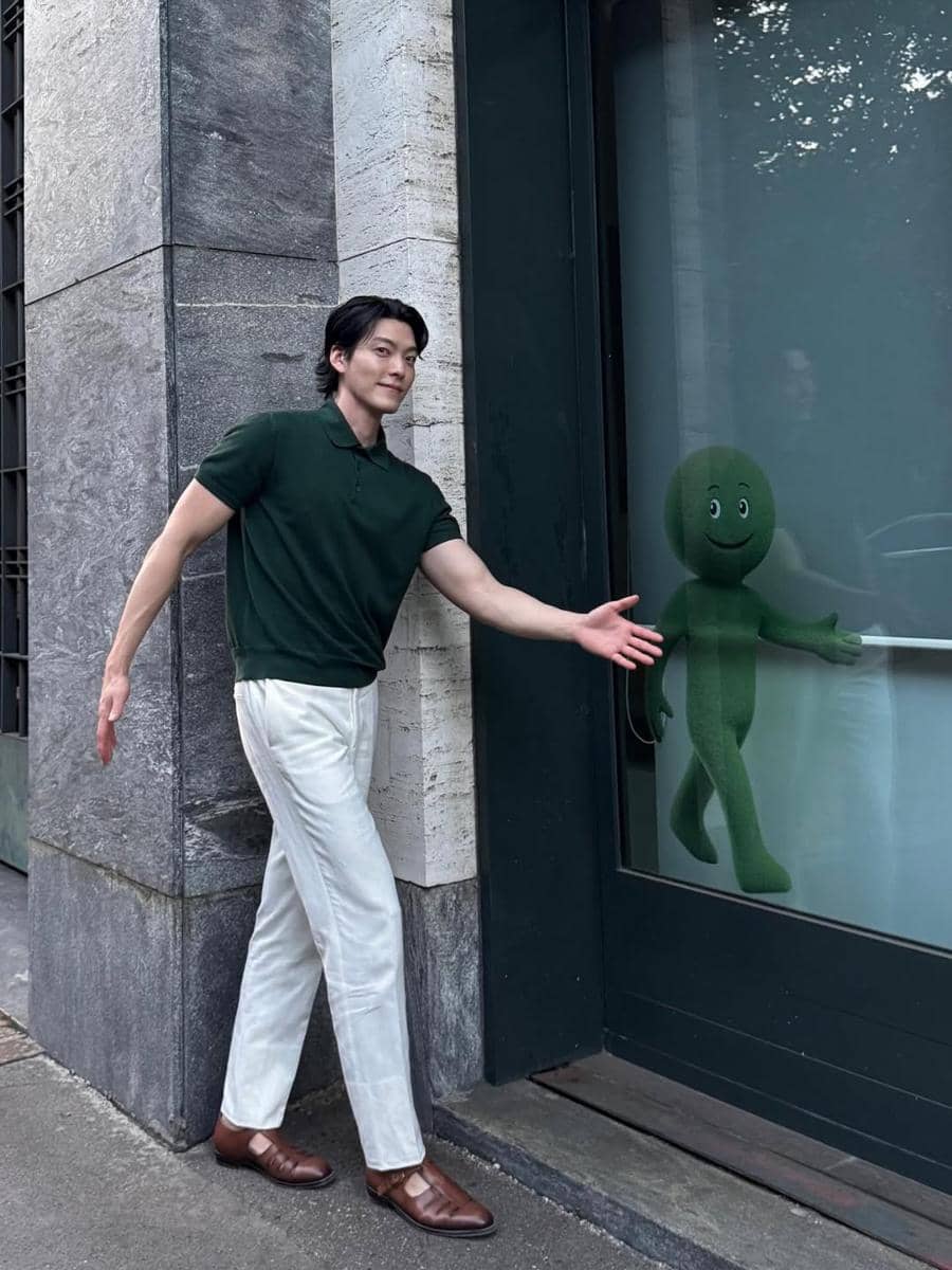 Gaya busana Kim Woobin saat liburan