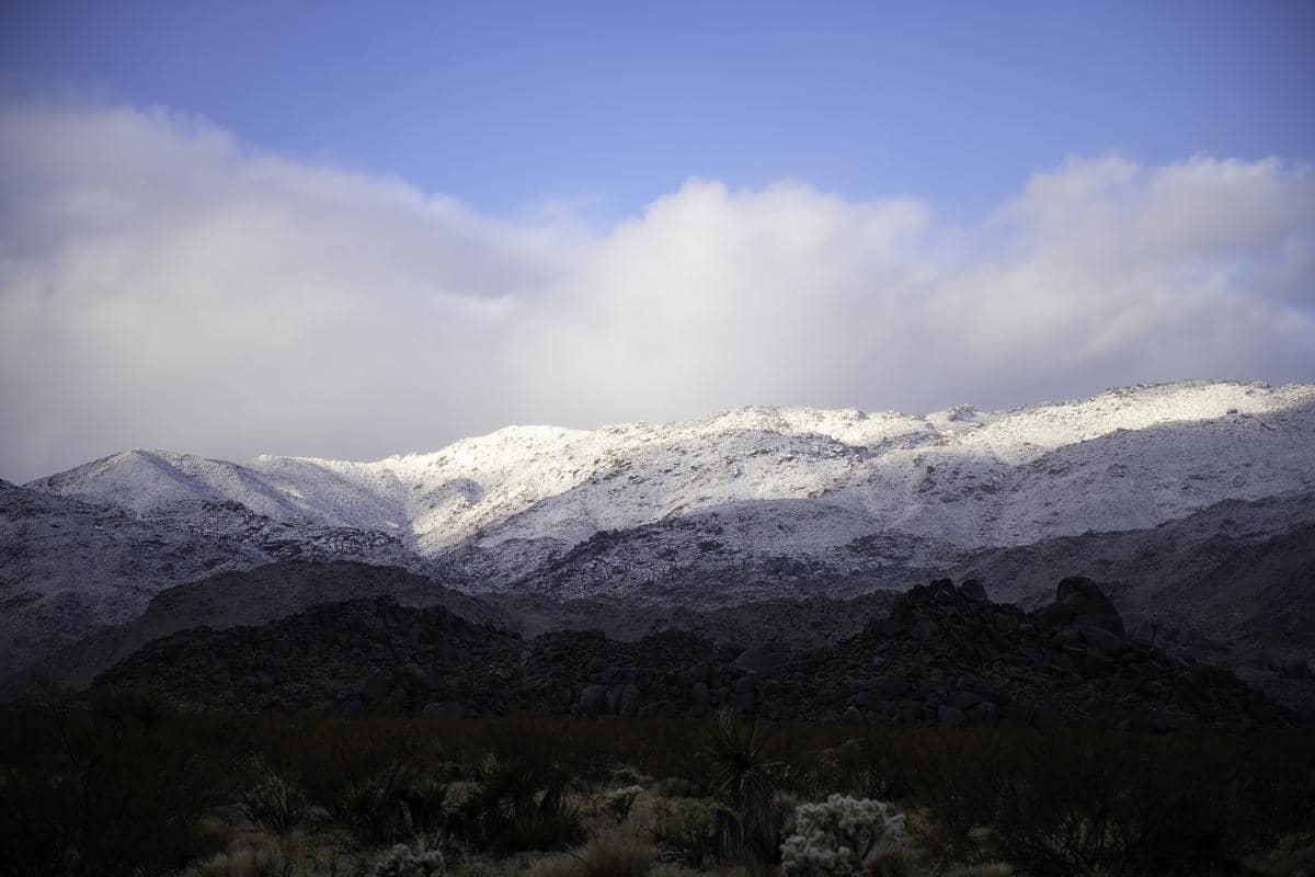 ilustrasi gurun yang diselimuti salju