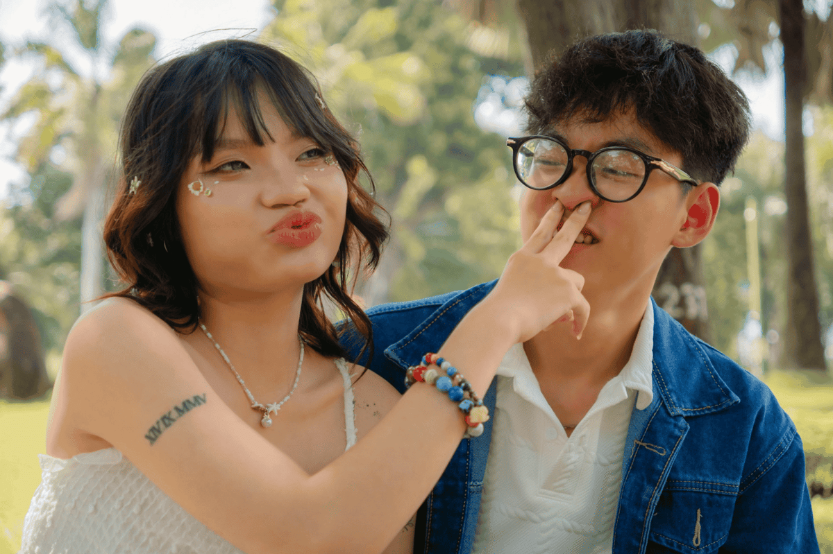 ilustrasi dua orang sedang dalam fase PDKT