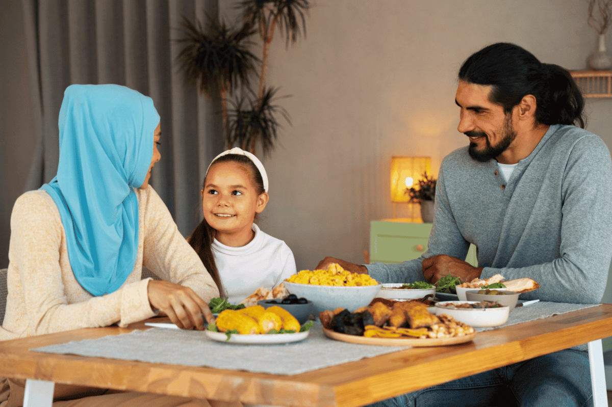 ilustrasi keluarga berbuka puasa