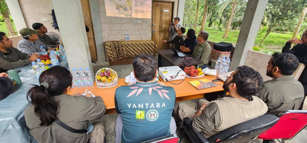 Dokter dari pusat penyelamatan, rehabilitasi, dan konservasi satwa liar raksasa Vantara saat berada di Riau (dok. Istimewa)