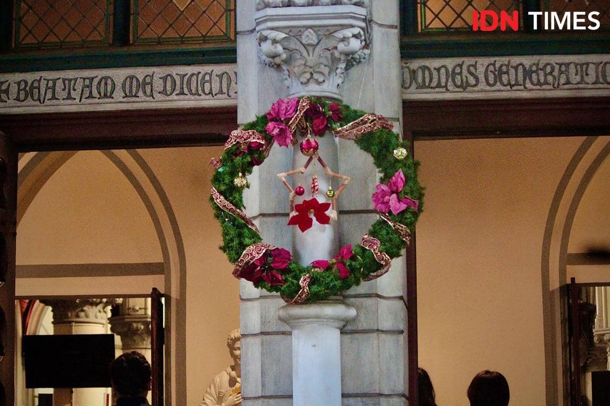 Ornamen Natal sudah dipasang di depan pintu masuk Gereja Katedral