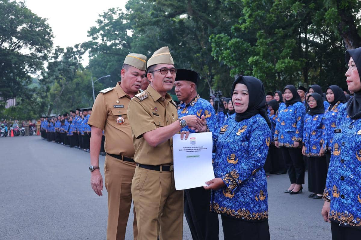 Wali Kota Palembang Ratu Dewa melantik ribuan PPPK Paruh Waktu (Dok. Kominfo Palembang untuk IDN Times)