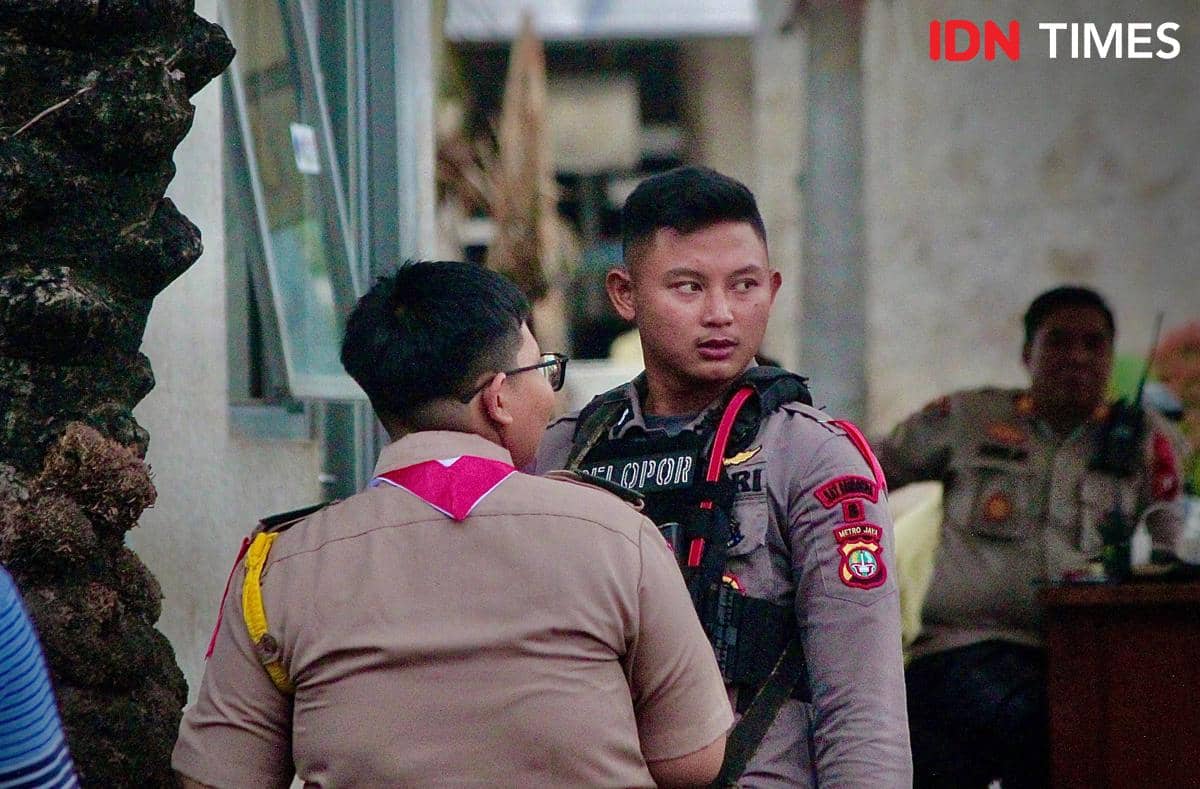 Potret polisi yang mulai berjaga di depan pos pengaman khusus perayaan Natal 2025 dan tahun baru 2026 di Gereja Katedra